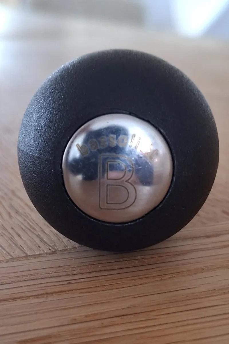 Nahaufnahme des ergonomischen Bassoli Raspelgriffs aus robustem Kunststoff mit werkzeugloser Presspassung für Standard-Hufraspeln.