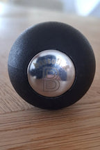 Nahaufnahme des ergonomischen Bassoli Raspelgriffs aus robustem Kunststoff mit werkzeugloser Presspassung für Standard-Hufraspeln.