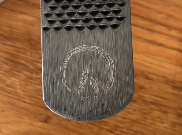 Detailansicht der aggressiven Blade-Cut-Zahnung für schnelles Kürzen von hartem Sommerhorn und die feine Seite für das Huf-Finish.