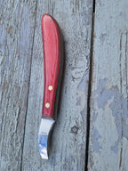 Nahaufnahme der ovalen Schlingenklinge des Gobarhuf Hufmessers aus scharfem, langlebigem Edelstahl.