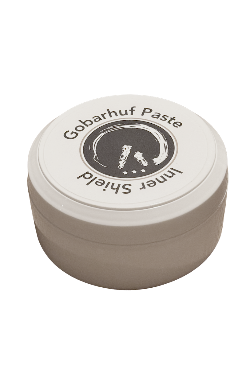 Vorderansicht der Gobarhuf Hufpaste im 220g Tiegel mit den Hauptinhaltsstoffen Oreganoöl, Propolis und Kaolin.