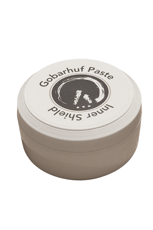 Vorderansicht der Gobarhuf Hufpaste im 220g Tiegel mit den Hauptinhaltsstoffen Oreganoöl, Propolis und Kaolin.