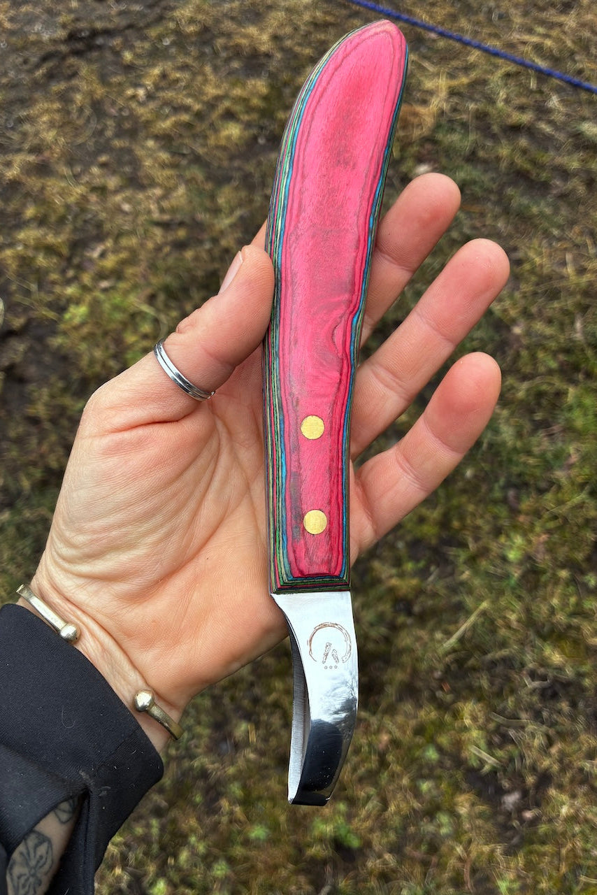 Draufsicht auf das GoBarhuf Loop-Messer – beidseitig schneidendes Profi-Werkzeug.