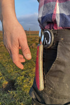 Anwendung des GoBarhuf Hufbearbeitungs-Magneten am Gürtel für schnellen Zugriff auf die Hufraspel ohne Bücken.