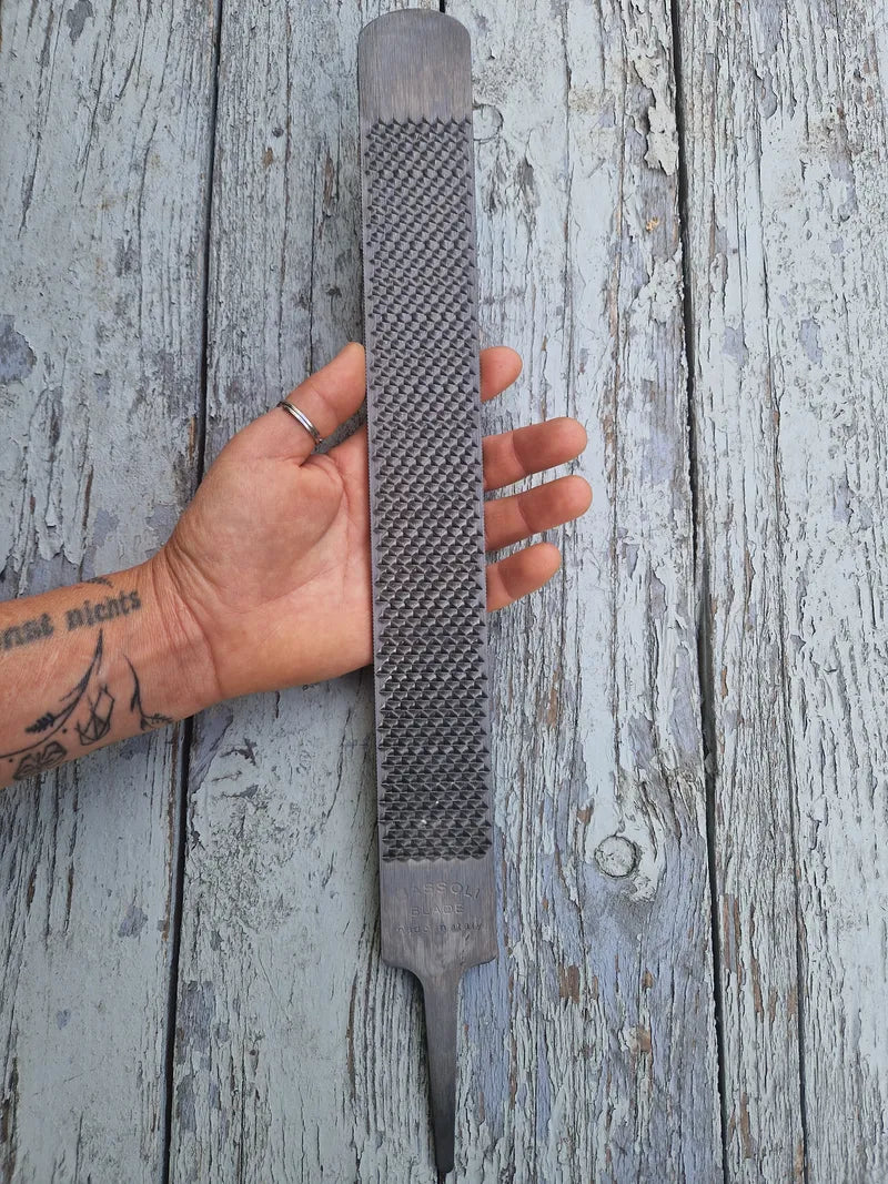 Detailansicht der feinen Feilenseite der Gobarhuf Profi Raspel Blade 14 Zoll für ein sauberes und glattes Huf-Finish.