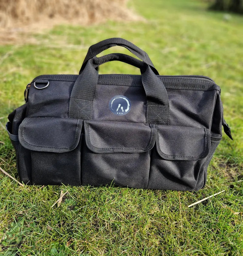 Robuste Gobarhuf Profi-Werkzeugtasche aus schwarzem, wasserdichtem Nylon für die Hufbearbeitung am Pferd.