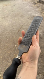 Eine Hand hält die 8 Zoll kleine Mini-Raspel, um die kompakte Größe zu verdeutlichen.