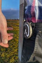 Detailansicht der sicheren Fixierung einer Hufraspel am starken GoBarhuf Magnet-Halter für ergonomisches Arbeiten am Pferd.