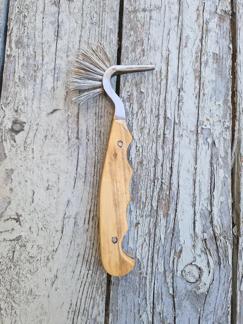 Rückansicht des Hufkratzers mit doppelt vernietetem Holzgriff und sichtbarer Full-Tang Bauweise aus Edelstahl.