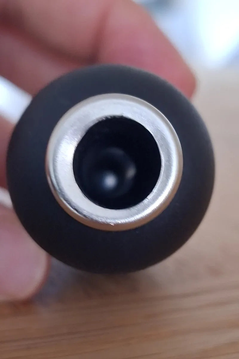 Unteransicht des Bassoli Kunststoff-Raspelgriffs mit der Aufnahmeöffnung für die werkzeuglose Montage an Standard-Hufraspeln.