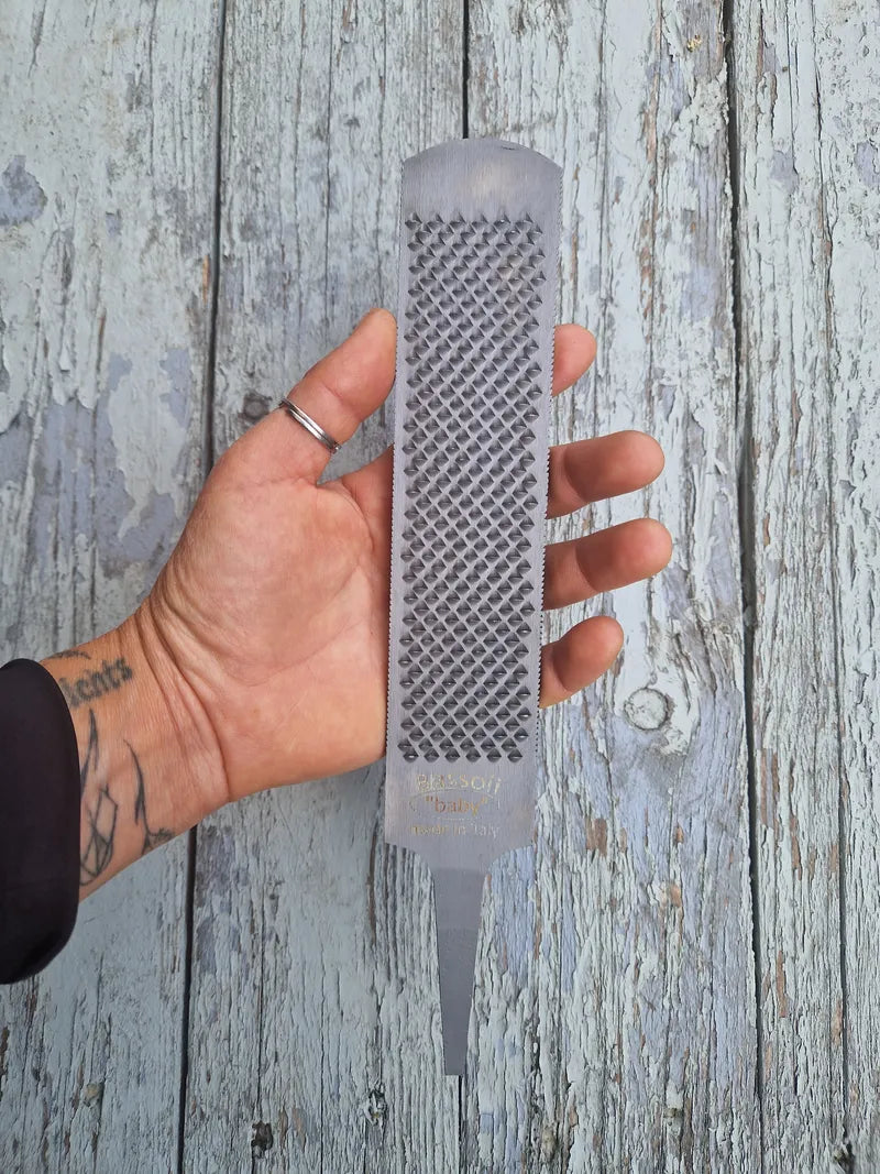 Detailansicht der feinen Feilenseite der Mini-Raspel Baby 8 Zoll für präzises Nacharbeiten und Glätten des Hufes.