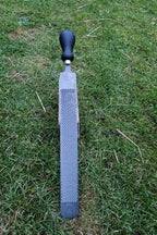 Die GoBarhuf Profi-Hufraspel "Blade" (14 Zoll) aus gehärtetem Spezialstahl für hocheffizienten Hornabtrag bei der Hufbearbeitung.