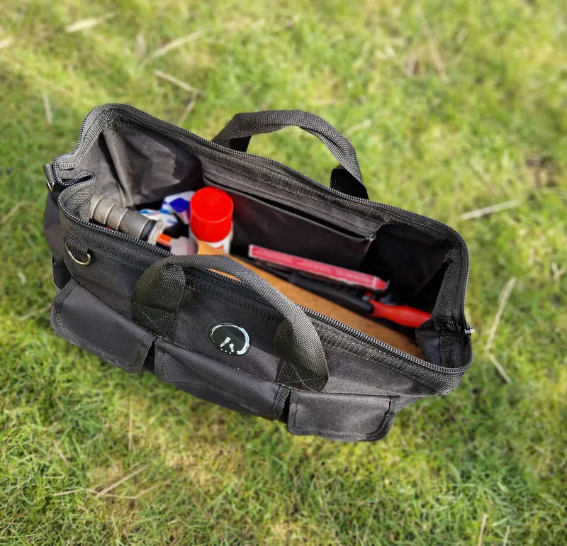 Innenansicht der Gobarhuf Werkzeugtasche mit praktischer Fächereinteilung für Hufmesser, Raspeln und Hufkratzer.