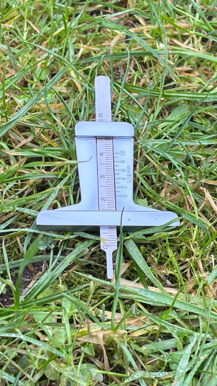 GoBarhuf Strahlfurchenmessschieber aus Edelstahl zur präzisen Messung der Strahlfurchentiefe am Pferdehuf.